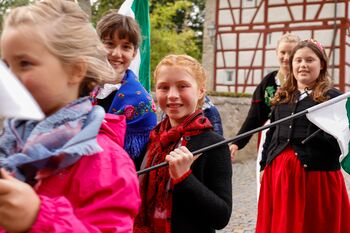 Die Schützengesellschaft begleiten wir anlässlich der Kirchweih und ziehen gemeinsam vom Schützenhaus zum Rathaus und zur anschließenden Königsproklamation