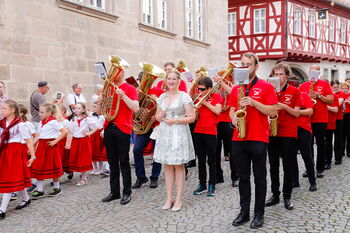 ©2025 Richard Schober Einzug der Iphöfer Weinprinzessin Susanna I. in Begleitung des Musikzuges der FFW Iphofen